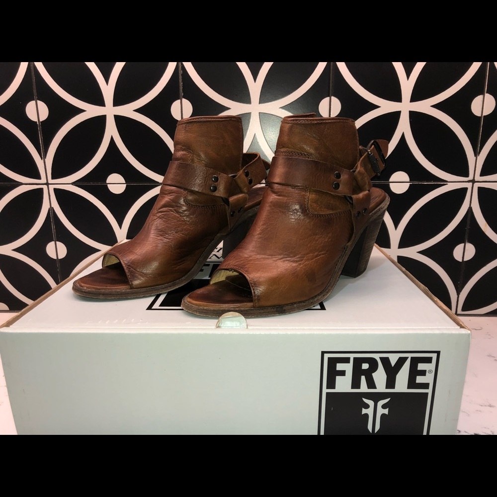 Frye Izzy Harness Slingbacks W9 EUC